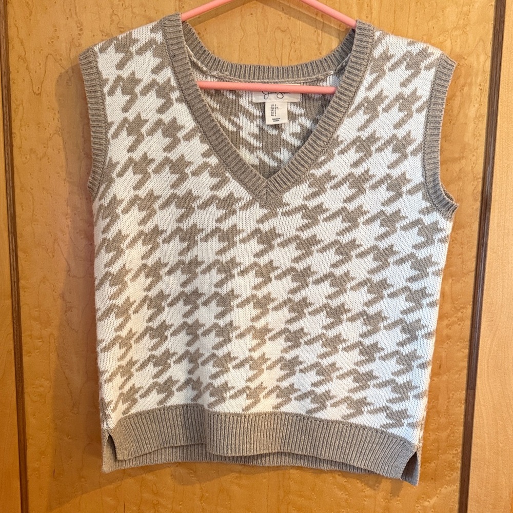 Jessica Simpson Beige and White V-Neck Sweater